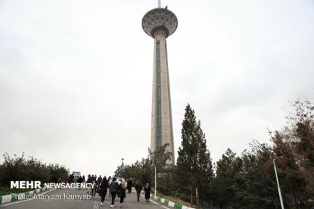 برج میلاد به پشتیبانی از كودكان مبتلا به سرطان طلایی شد